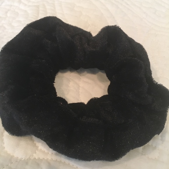 ♦️Velvet Hair Scrunchies Set of 3 - Picture 3 of 8